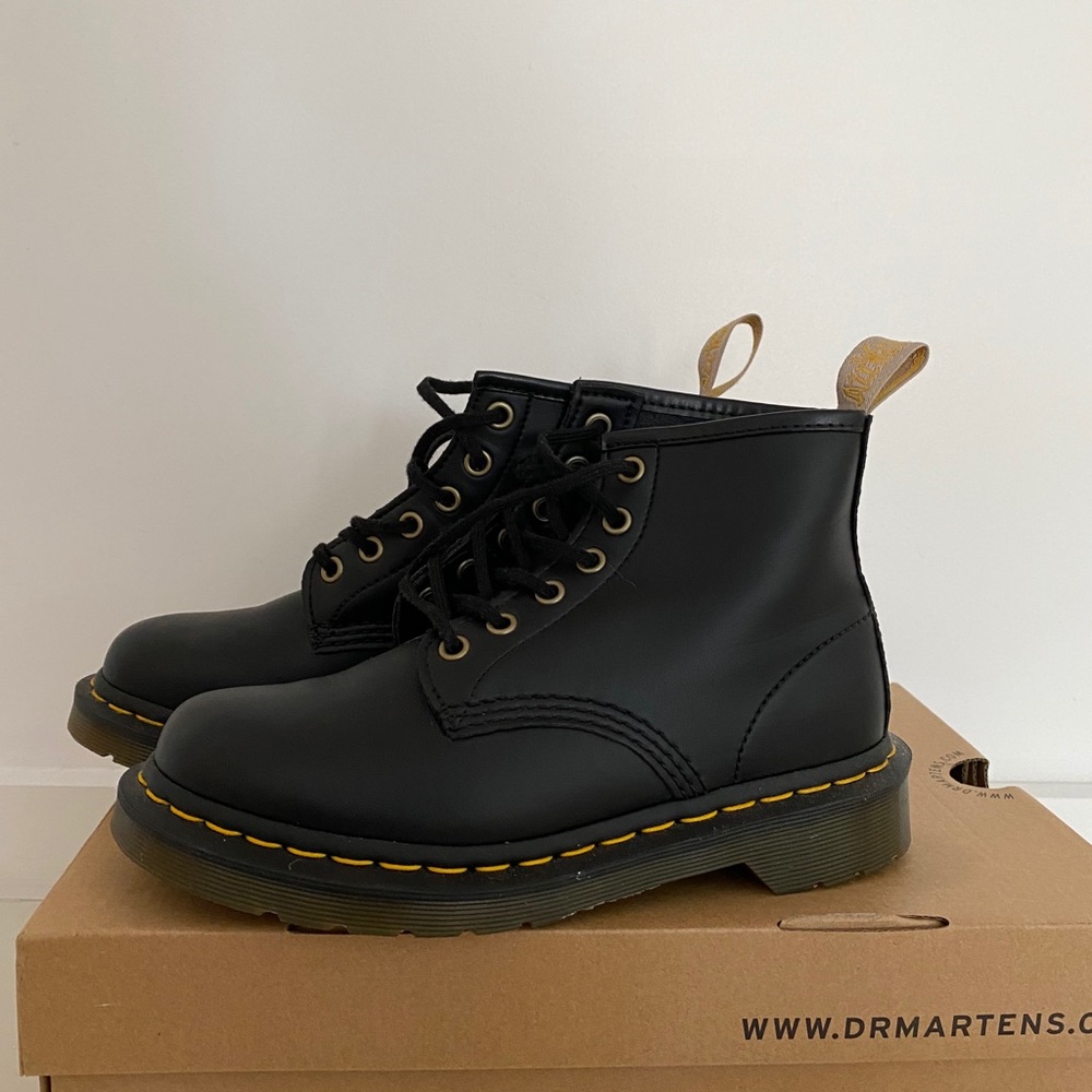 De.Martens vegan leather boot - Picture 3 of 6